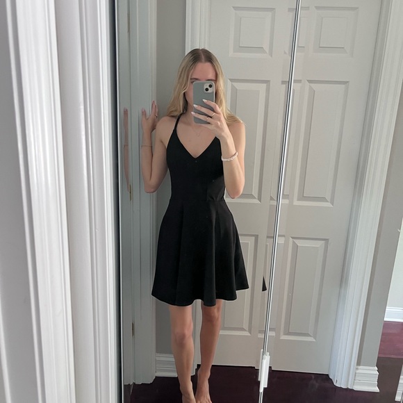 Elegant Black Sleeveless Dress - Picture 1 of 7